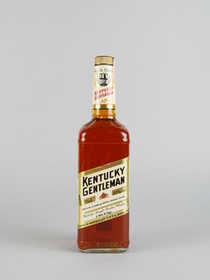 une bouteille de whisky « Kentucky Gentleman » posée sur une table