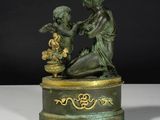 figurine en bronze représentant une femme et un enfant avec un panier de fleurs