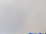 peindre un mur avec de la peinture bleue dans une pièce blanche