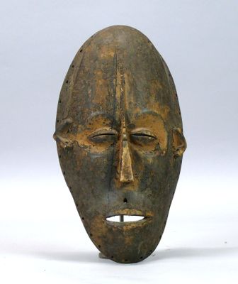 une image d'un masque en bois sur fond blanc