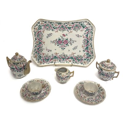 Service à thé en porcelaine émaillée à décor floral dans le …