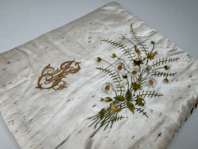 un morceau de tissu orné d'un motif