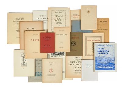 de nombreux livres empilés les uns sur les autres sur une surface blanche