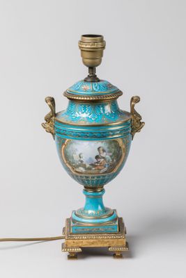 une image représentant un vase bleu et or orné d'un oiseau
