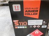 une boîte avec des autocollants