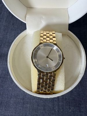 une photo d'une montre posée dans une boîte sur une table