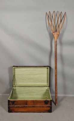 une valise verte avec une poignée en bois à côté d'une valise verte