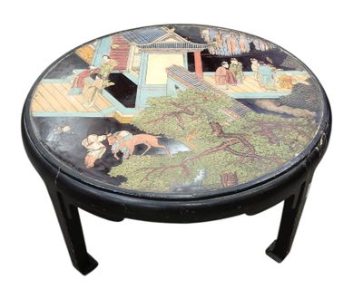 une table noire ornée d'un motif peint