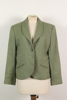 une photo d'une veste verte sur un mannequin
