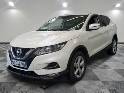 La Nissan QX-V blanche est garée dans une grande pièce
