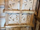 une armoire en bois recouverte d'une grande quantité de bois