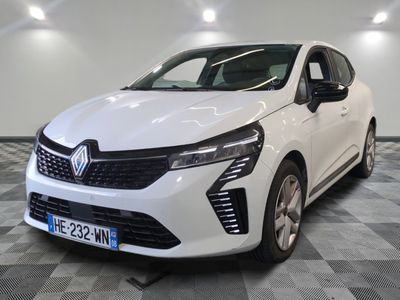 une voiture blanche est garée sur le sol à carreaux d'un garage