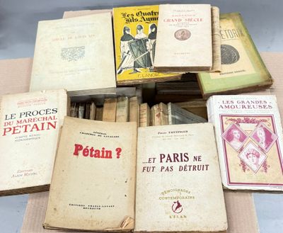 plusieurs livres sont empilés sur une table