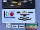 une boîte contenant un circuit de train, posée sur une table