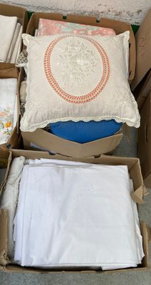 plusieurs cartons remplis d'objets divers posés par terre