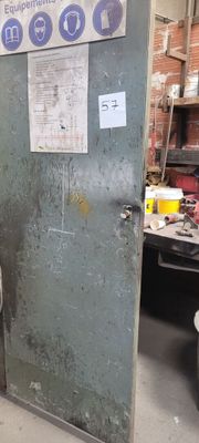 une salle de bains équipée de toilettes et d'une poubelle