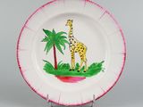 une assiette sur laquelle sont représentés une girafe et un palmier