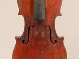 un vieux violon posé sur un support en bois