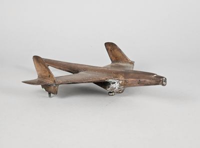 une vieille maquette d'avion posée sur une surface blanche