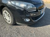 une petite voiture noire garée sur le bord de la route