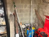 un tas d'outils dans une pièce