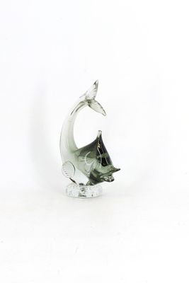 une figurine en verre représentant un poisson sur fond blanc
