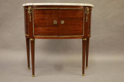 Commode demi-lune en acajou et placage d'acajou décoré de la… - Photo 1