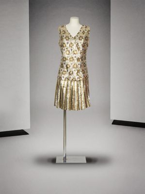 une photo d'une robe posée sur un mannequin dans une pièce