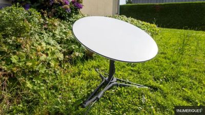 une table blanche posée dans l'herbe