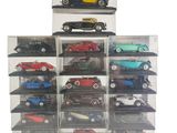 un grand nombre de voitures-jouets dans une vitrine