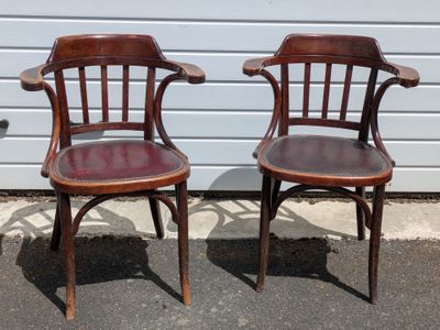 deux chaises en bois placées l'une à côté de l'autre dans la rue