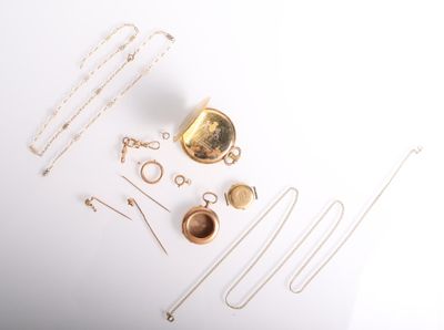 plusieurs types de bijoux différents sur une surface blanche