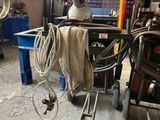 un homme travaillant sur une machine dans une usine