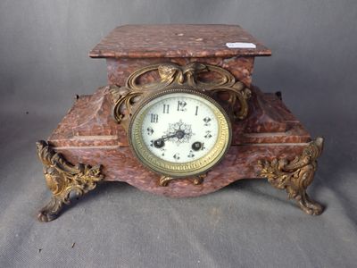 une horloge posée sur une table