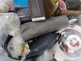 un tas d'objets divers posés sur une table
