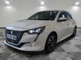 la voiture blanche est garée sur un sol en damier dans le garage