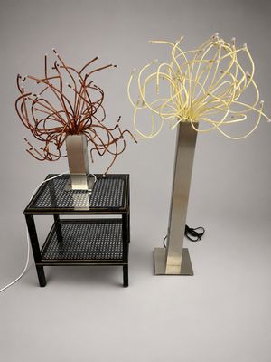 deux lampes placées l'une à côté de l'autre sur une table