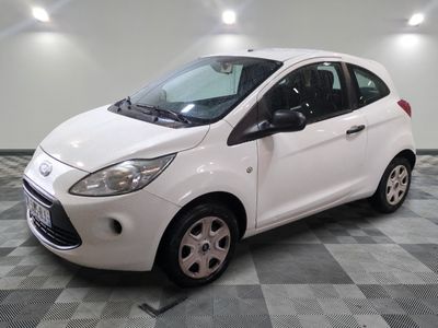 la photo d'une petite voiture blanche garée dans un garage