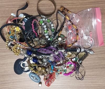 une pile de bijoux assortis sur une table