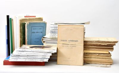plusieurs livres sont empilés sur une table