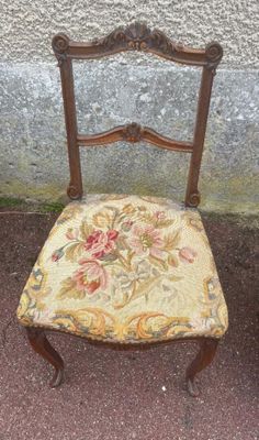 une chaise dont l'assise est ornée d'un motif floral