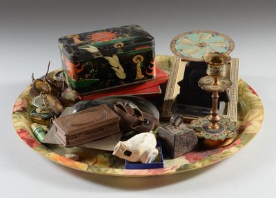 une assiette posée sur une table, sur laquelle se trouvent divers objets