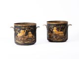 deux vases noirs et dorés ornés d'animaux et d'arbres