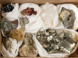 une boîte remplie de pierres et de cristaux