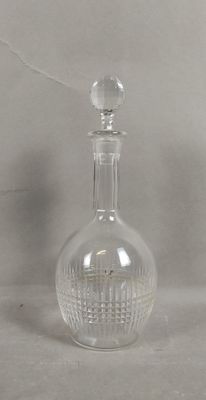 une carafe en verre posée sur une table, sur fond blanc
