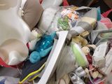 un tas de peluches et d'autres jouets dans un panier
