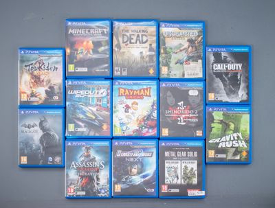 beaucoup de jaquettes de jeux vidéo accrochées au mur