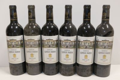 six bouteilles de vin sont alignées sur une table