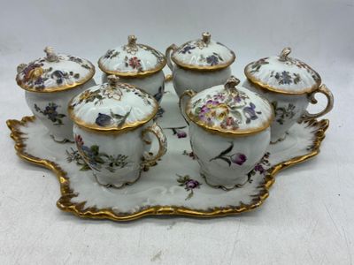 un plateau sur lequel se trouvent six tasses à thé