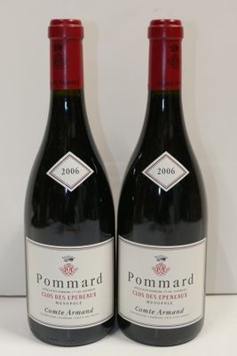 deux bouteilles de vin rouge posées l'une à côté de l'autre sur une table